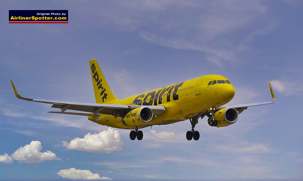 Spirit Airlines Airbus A320 on final approach at the DFW International AIrport 
